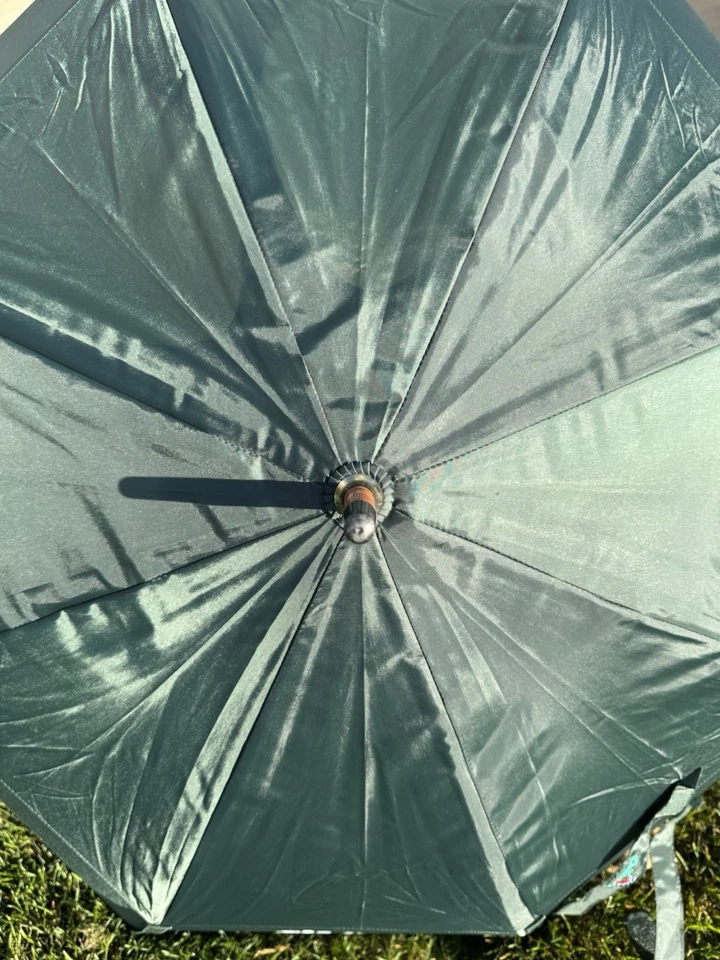 Paraguas plegable automático clásico GustBuster 48" a prueba de viento estampado de patas de perro verde Foto 4 de 4