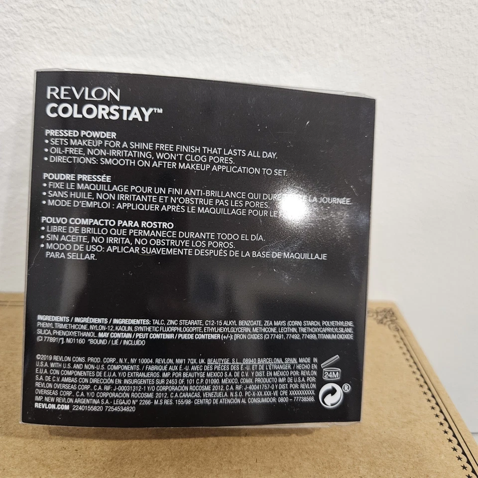 Revlon ColorStay face pressed powder Light Pale 820 OIL & Shine Free - Image 3 of 4