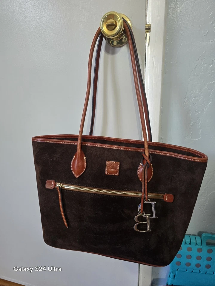 Lg. Bolso de mano de gamuza con forro rojo y bolsillos interiores. Foto 2 de 2