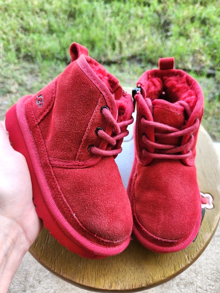 Ugg Neumel II "ROJO" niño pequeño 9C Foto 2 de 4