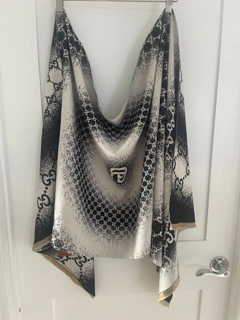 Foulard Gucci ? Authentique avec étiquettes 60% LAINE 24x72 double face Made In Italy