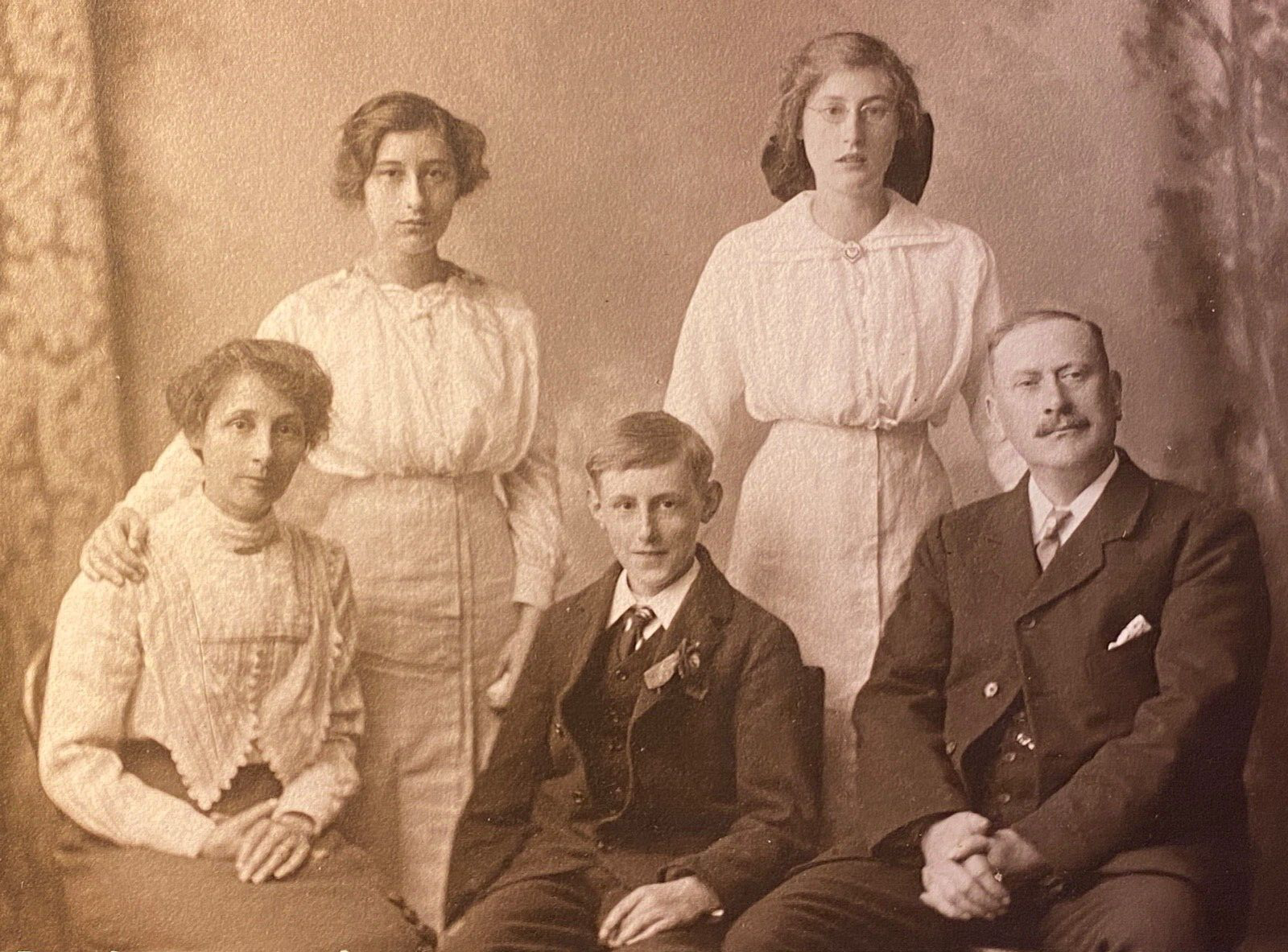 1900s FAMILY PORTRAIT antique 8x11 mounted photograph READING, PENNSYLVANIA