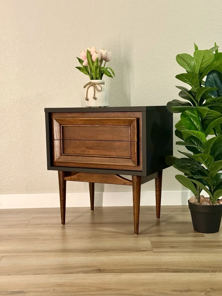 Mesa de noche moderna de mediados de siglo MCM vintage de nogal con 2 cajones Foto 2 de 4