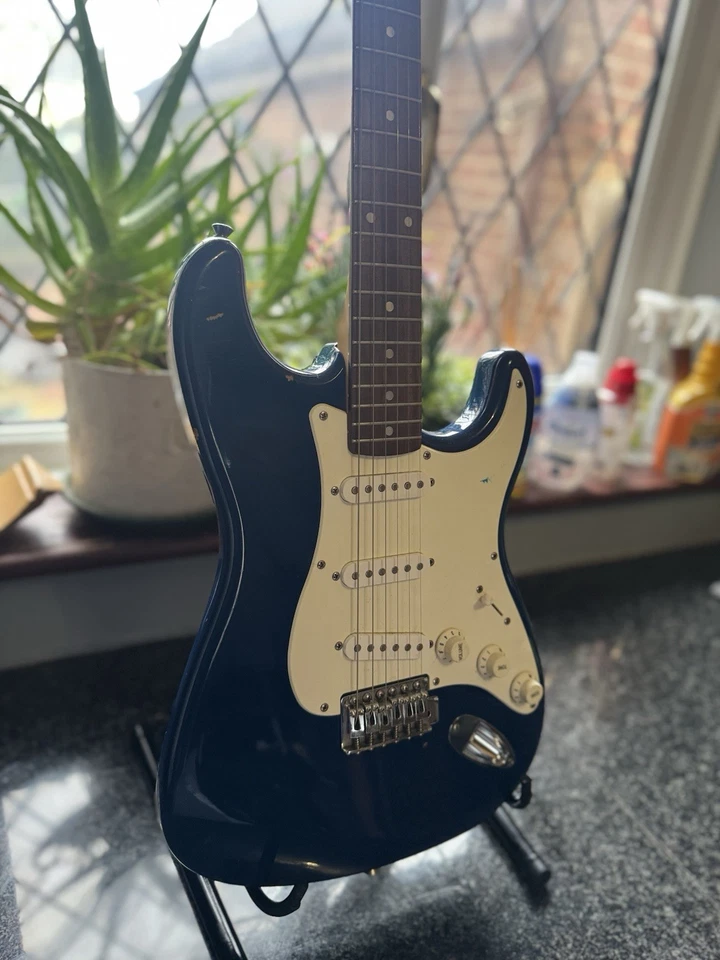 Fender Squier Stratocaster Electric Guitar, photo 2 of 5