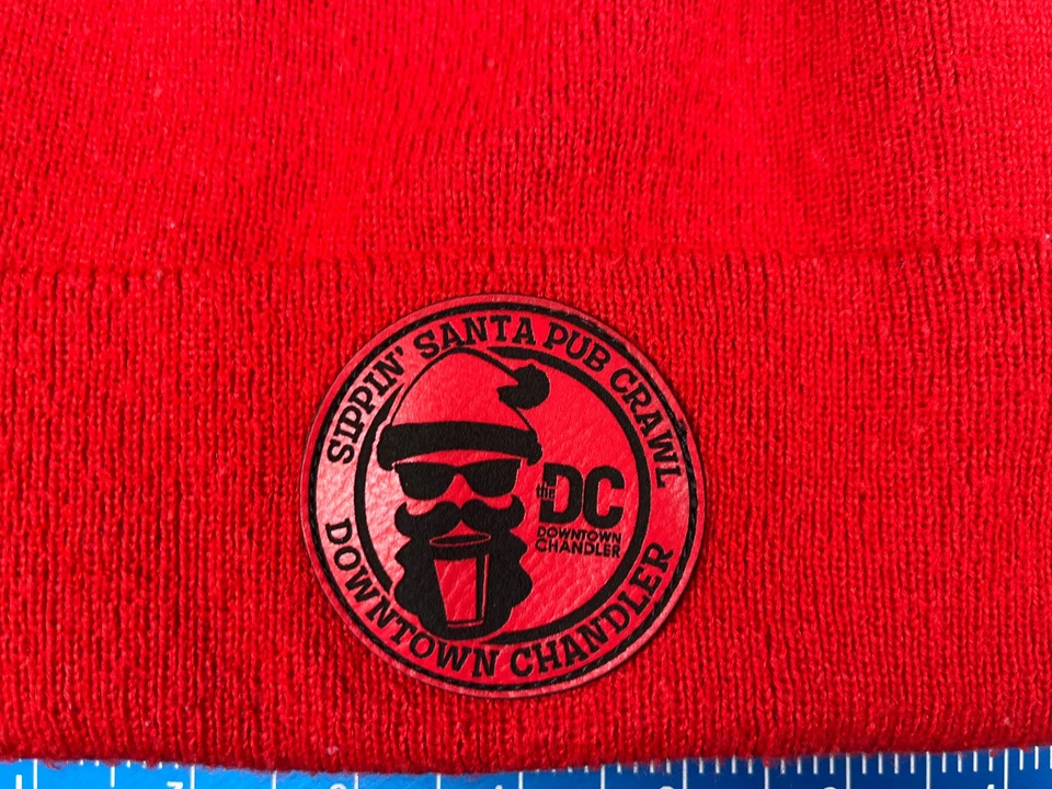Gorro Sippin’ Santas Pub Crawl Toque Adulto Rojo Tejido Acrílico Downtown Chandler Foto 2 de 4