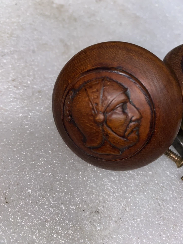 Antiguo juego de pomo de puerta de madera tallada victoriana de soldadura romana con carcasa de latón Foto 3 de 4