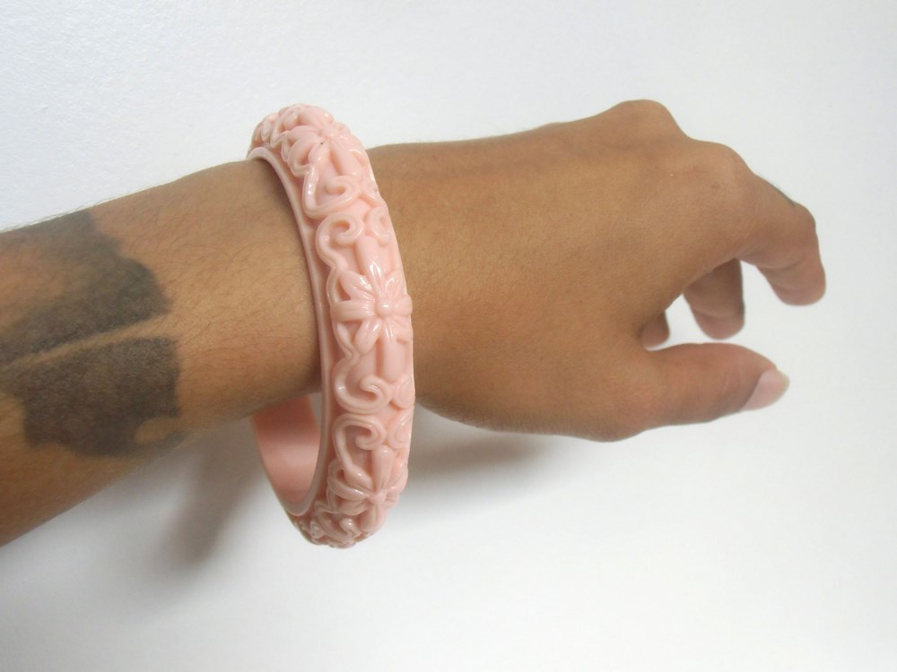 Bracelet fleurs gravées résine rose idée cadeau rétro pour femme style pinup