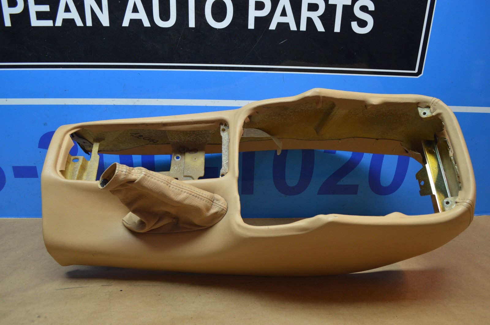 2004 M138 MASERATI GT COUPE CENTER CONSOLE PANEL ARM REST TRIM BEIGE