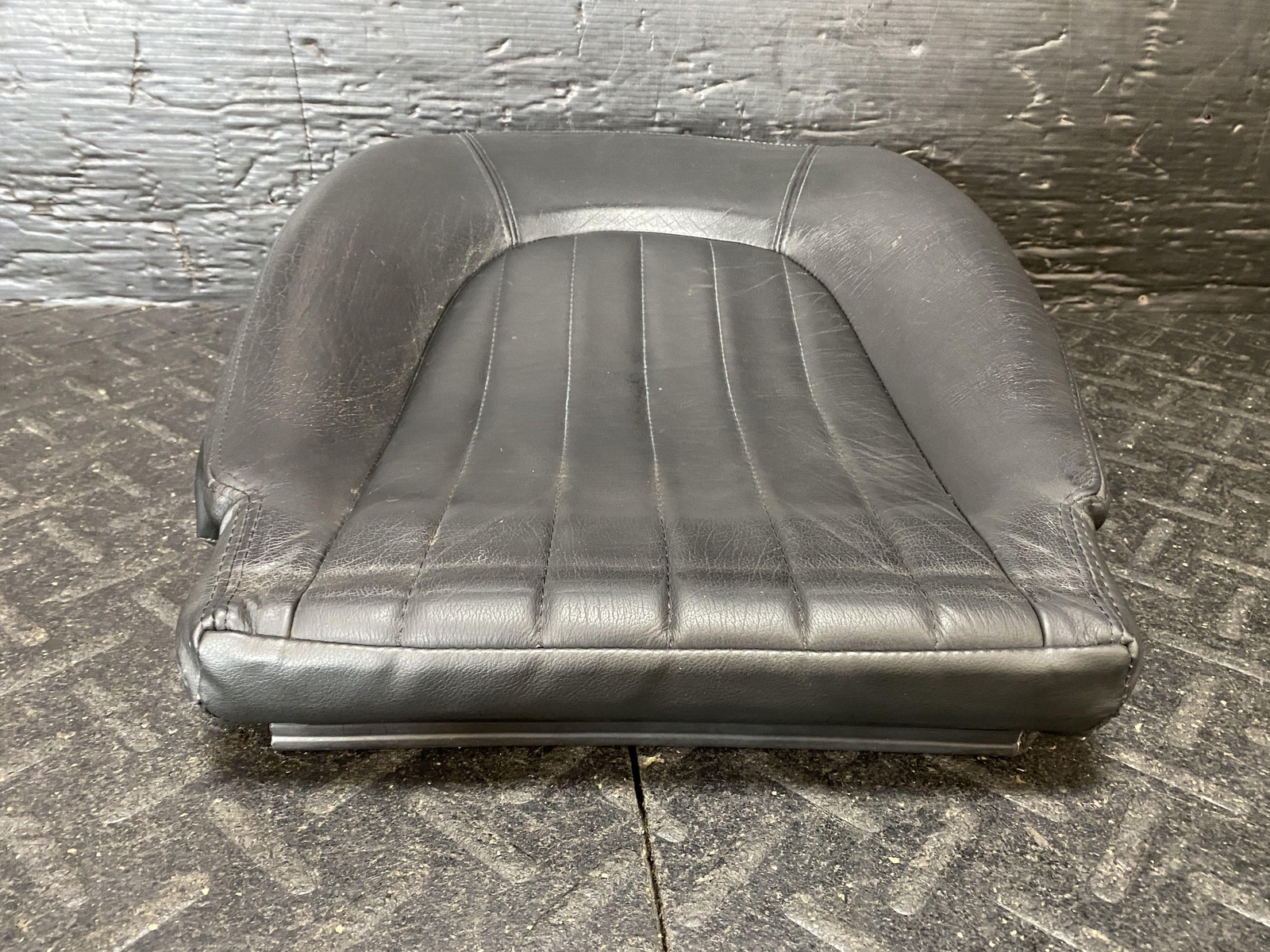 2004 MASERATI COUPE GT FRONT DRIVER LEFT LH BOTTOM SEAT CUSHION BLACK LEATHER
