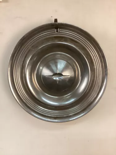 (QTY 1) 1957 OLDSMOBILE FULL HUBCAP RARE PIECE NICE OLDS CAR VINTAGE HOT ROD