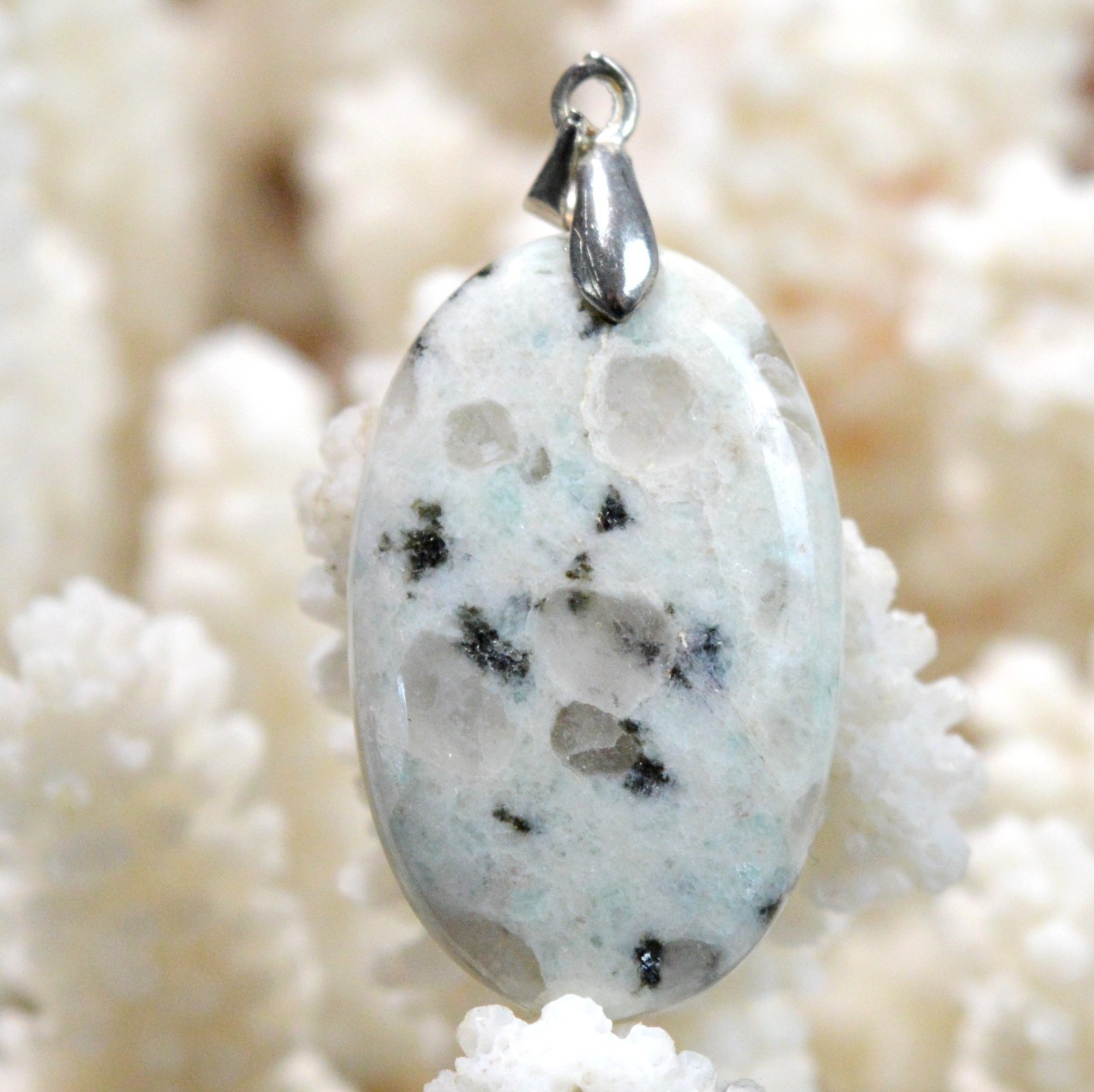 Pendentif en jaspe kiwi naturel pour votre tenue bohème chic