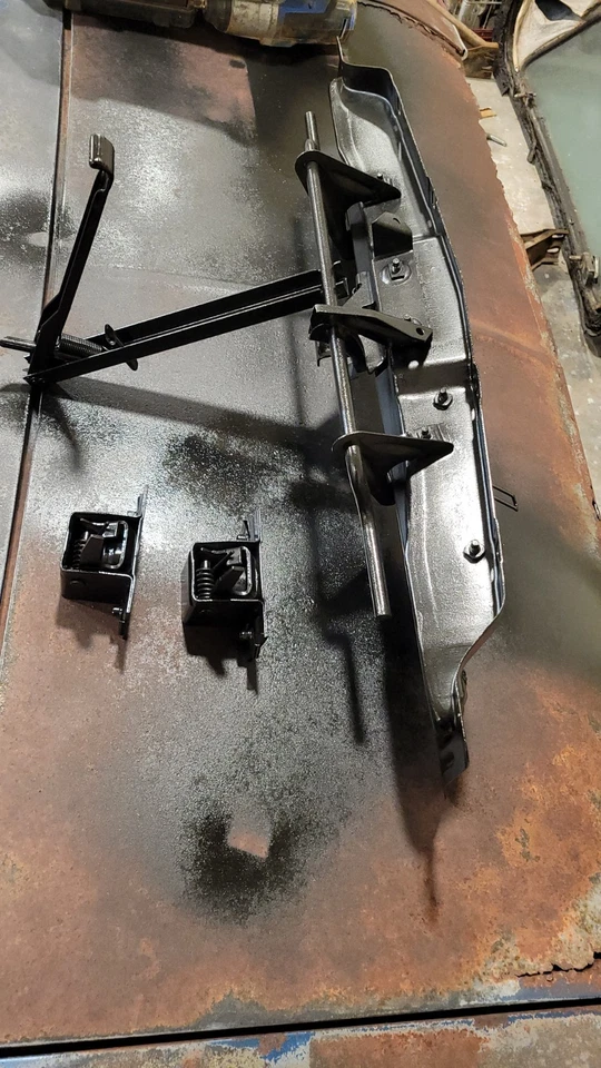 Lincoln Continental Mark III 1971 montaje de pestillo de capó Foto 4 de 4