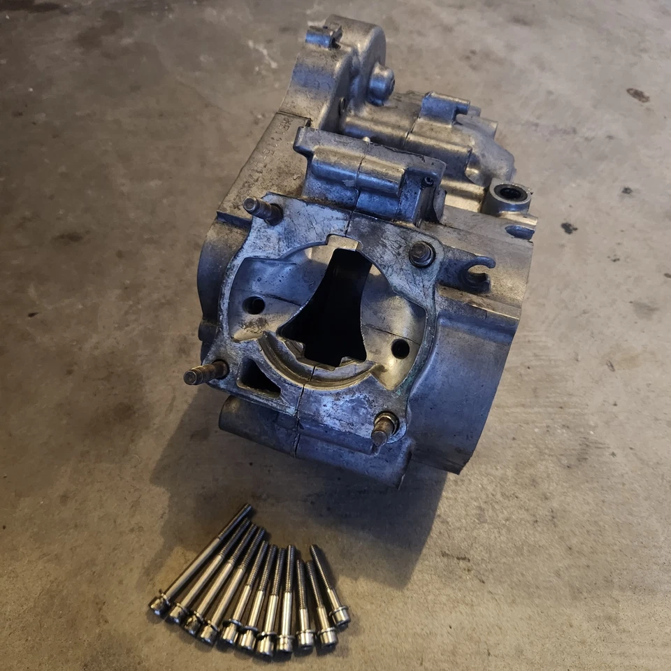 2002 - 2018 年雅马哈 YZ85 底部曲柄盒套装左右正品 — 第 3/4 张图片