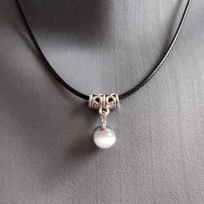 Pendentif avec sa perle en oeil de chat blanc sur cordon ciré noir