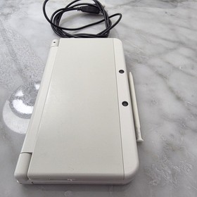 New Nintendo 3DS White Console Excellent Condition! Console Charger Tested