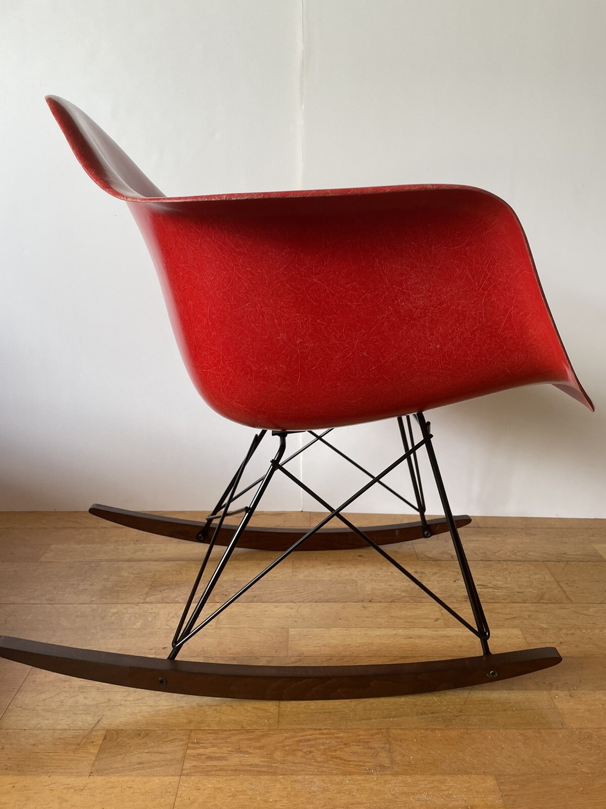 Rocking chair Eames cherry red (rouge cerise) fibre de verre, Ed Herman