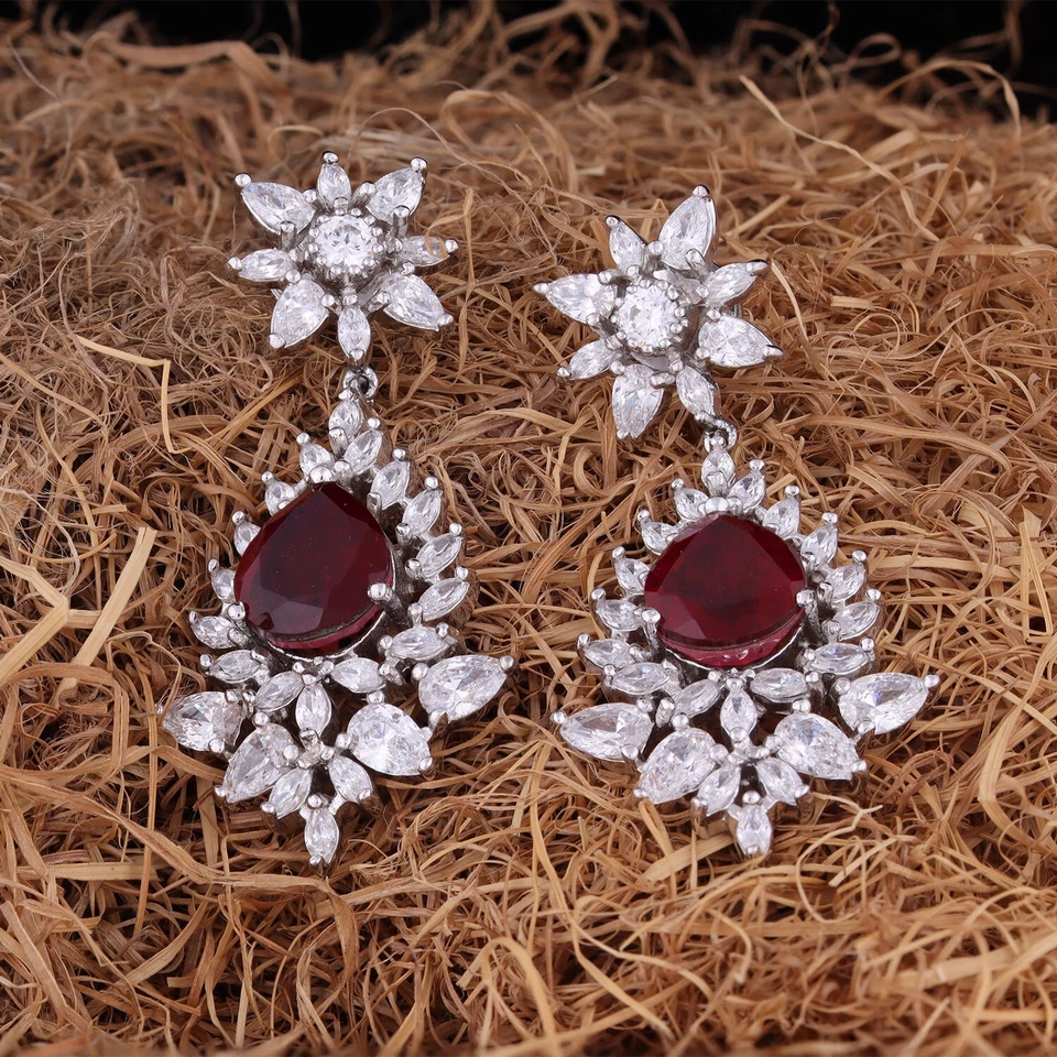 Pendientes colgantes de granate rojo y circonita cúbica corte pera de 5,25 quilates en plata de ley 925 Foto 3 de 4