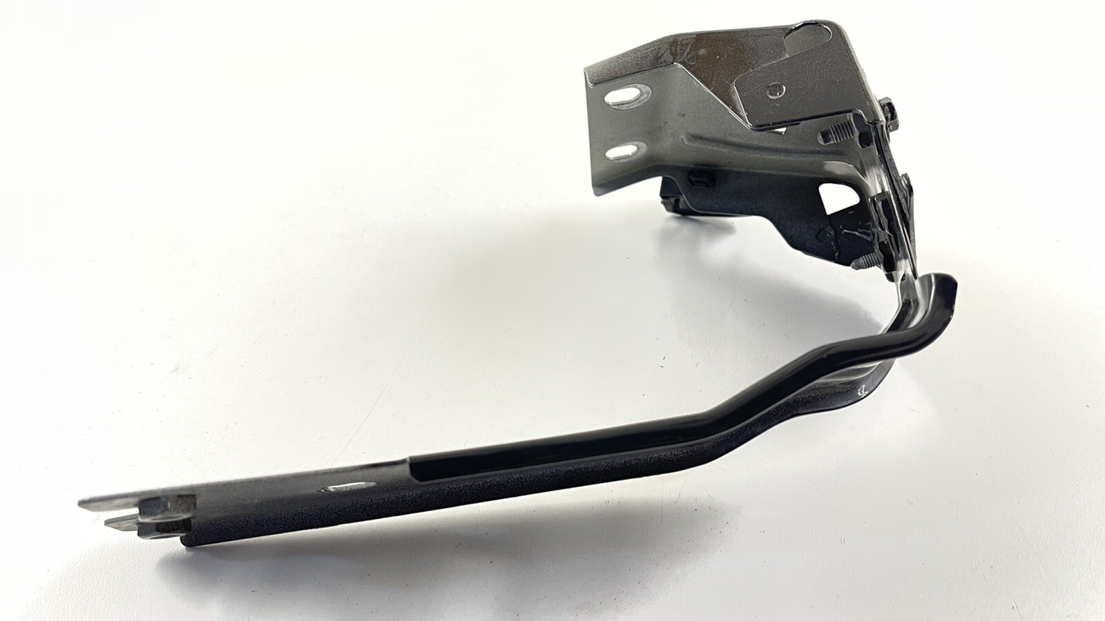 14-23 MASERATI QUATTROPORTE DRIVER LEFT FRONT FENDER BRACKET SUPPORT MOUNT OEM