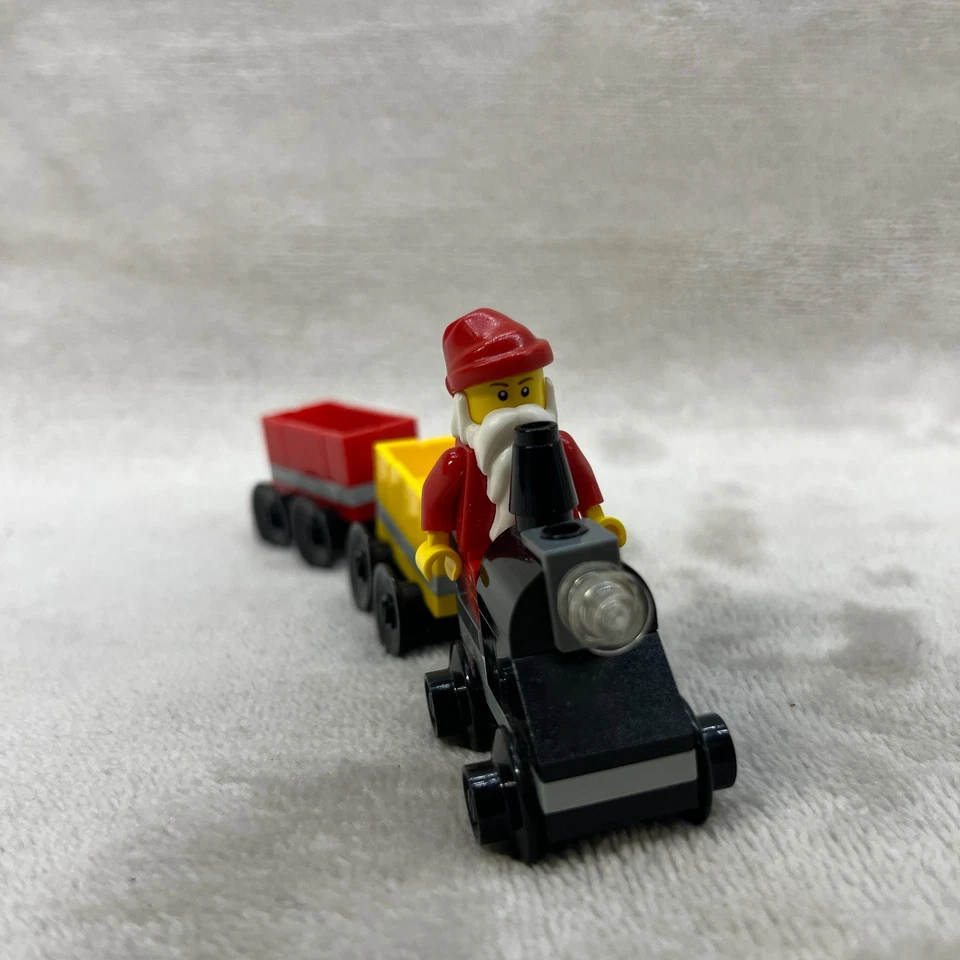 LEGO City Advent Calendar 60024 2014 Christmas Santa Claus Train - Image 3 of 4