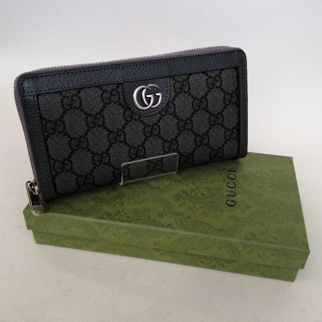 Portefeuille Gucci GG Supreme zippé autour gris bordure cuir noir