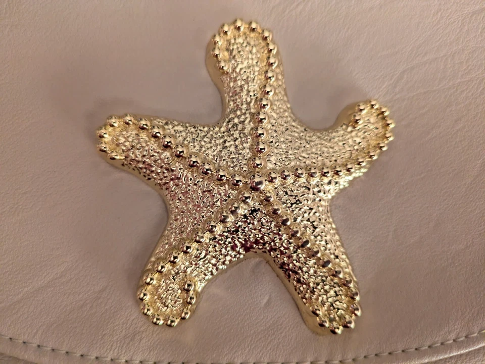 Bolso sin asas Mud Pie beige o hueso imitación cuero muñeca estrella de mar dorado Foto 3 de 4