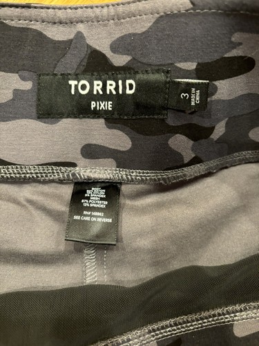 Torrid Damen Größe 3 Leggings Schwarz Grau Camouflage Pixie Cropped Pull On Stretch - Bild 2 von 5
