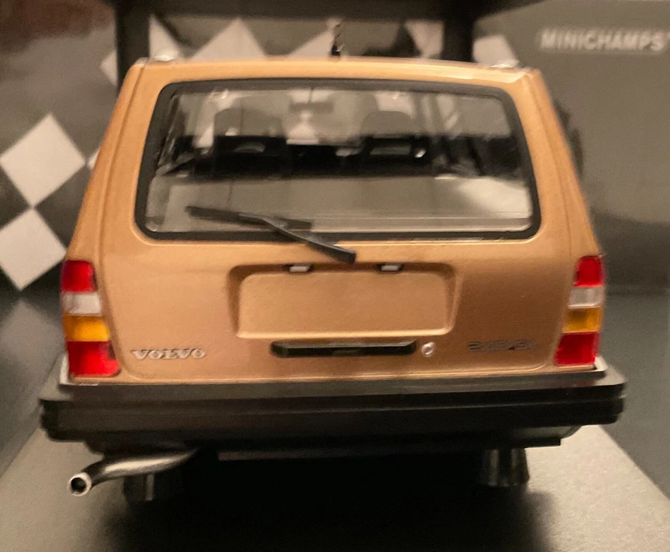 Volvo 240GL Station Wagon 1986 1/18 Minichamps - Immagine 2 di 4