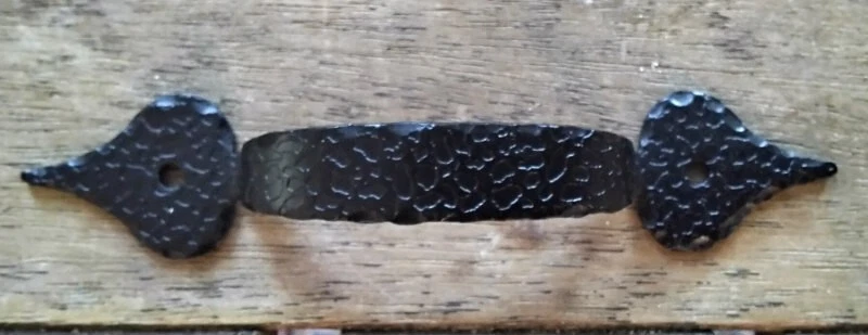 Sears EE. UU. Colonial Cajón Tirador Negro Hierro Forjado Martillado Centros 3-1/2" Foto 2 de 2