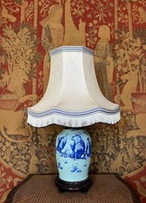 Grande lampe asiatique en porcelaine à décor bleu sur fond