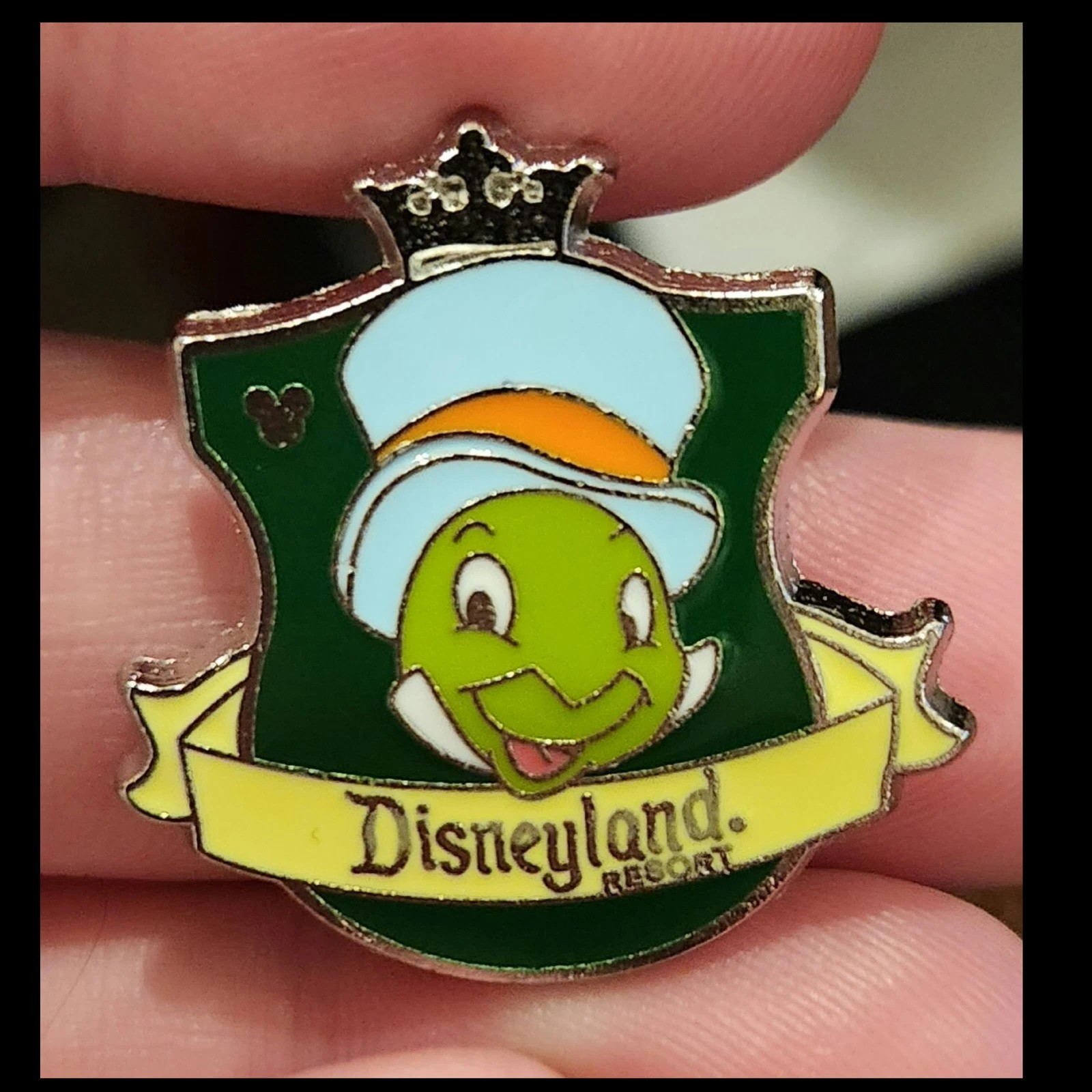 Disney Hidden Mickey pin. Jiminy Cricket Pinocchio. Crest/shield series.