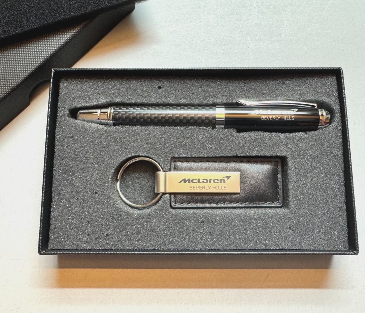 McLaren カーボンファイバー ボールペン McLaren Beverly Hills Carbon Fiber Pen & Keychain gift Set | eBay