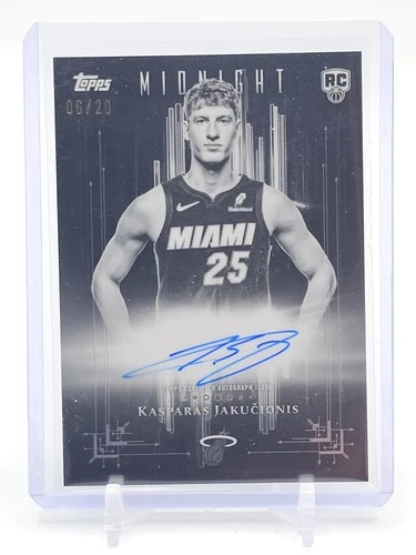 KASPARAS JAKUCIONIS 2025-26 TOPPS MIDNIGHT DARK ROOKIE AUTO EQUINOX /20 Q3562