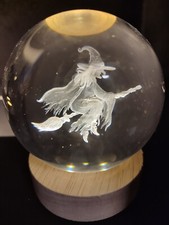 Glaskugel mit edlem Holzsockel und elektr. Beleuchtung, ca. 8cm Lampe, Hexe