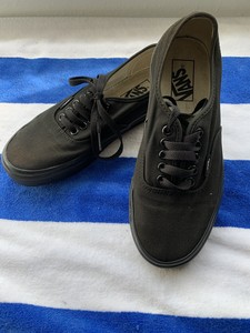 black authentic vans size 6