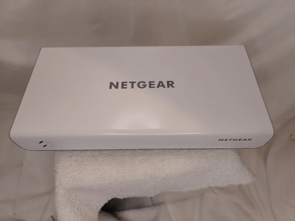 NETGEAR VIZN 8-Port Gb Ethernet 2 SFP Ports (GC110) Smart Cloud Switch - Image 3 of 4