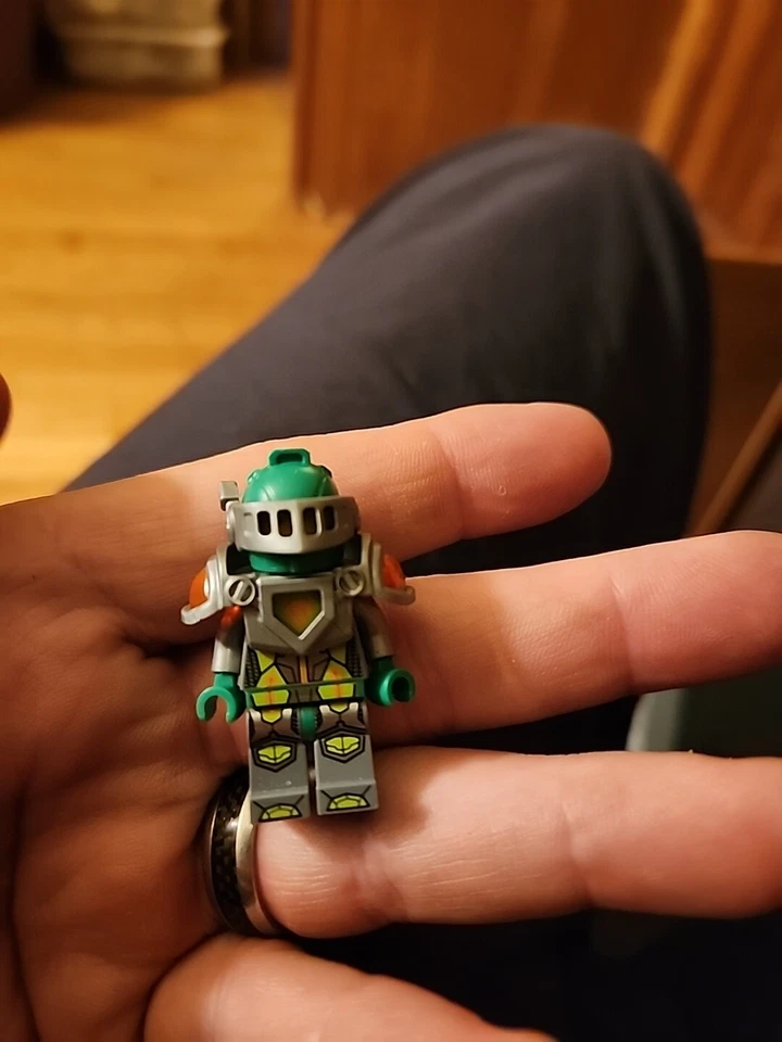 Минифигурка с плоским серебряным козырьком LEGO Aaron 70325 Nexo Knights Castle - Изображение 2 из 4