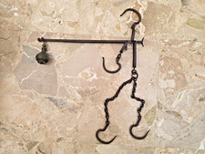 Antica Bilancia in Ferro e Piombo Forgiata a Mano della Fine del 700