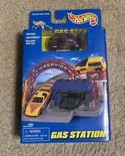 1996 Mattel Hot Wheels World Gas Station - VW Beetle - New