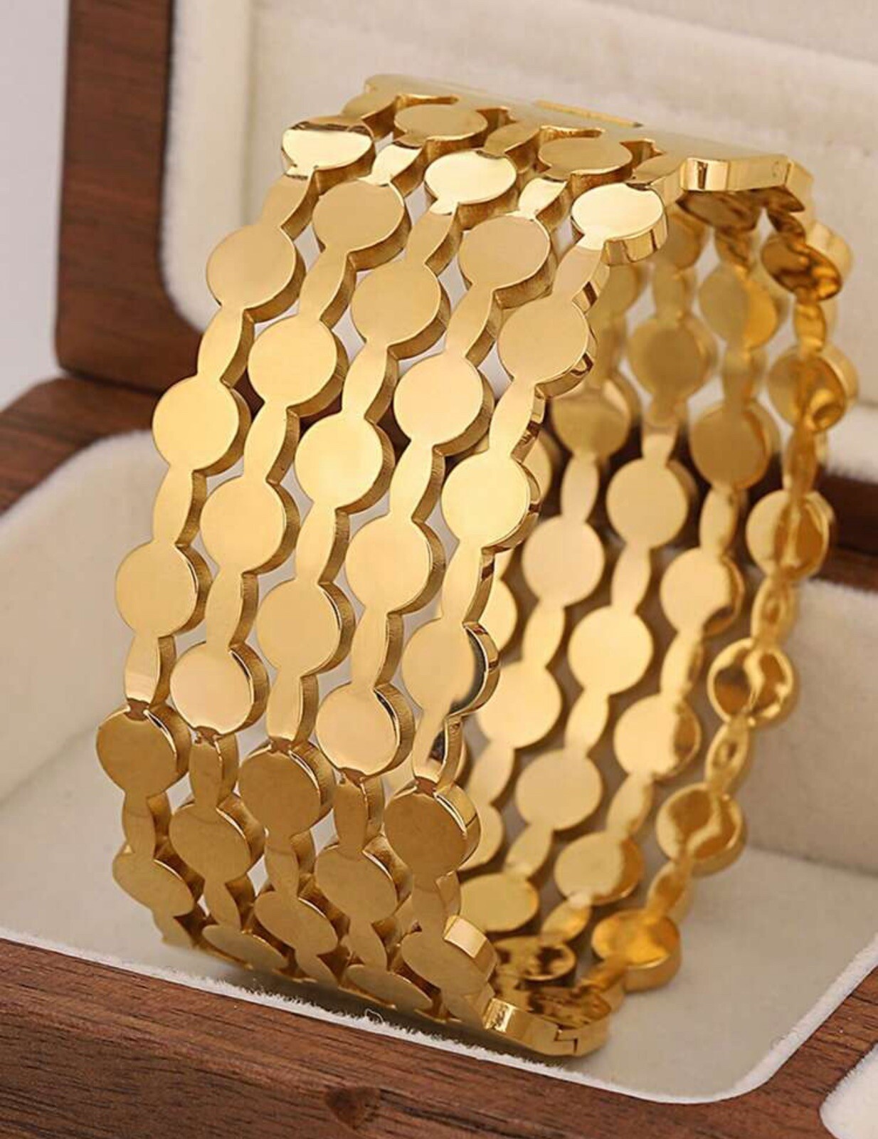 Bracelet jonc épais doré rétro pour sublimer vos tenues de soirée chic