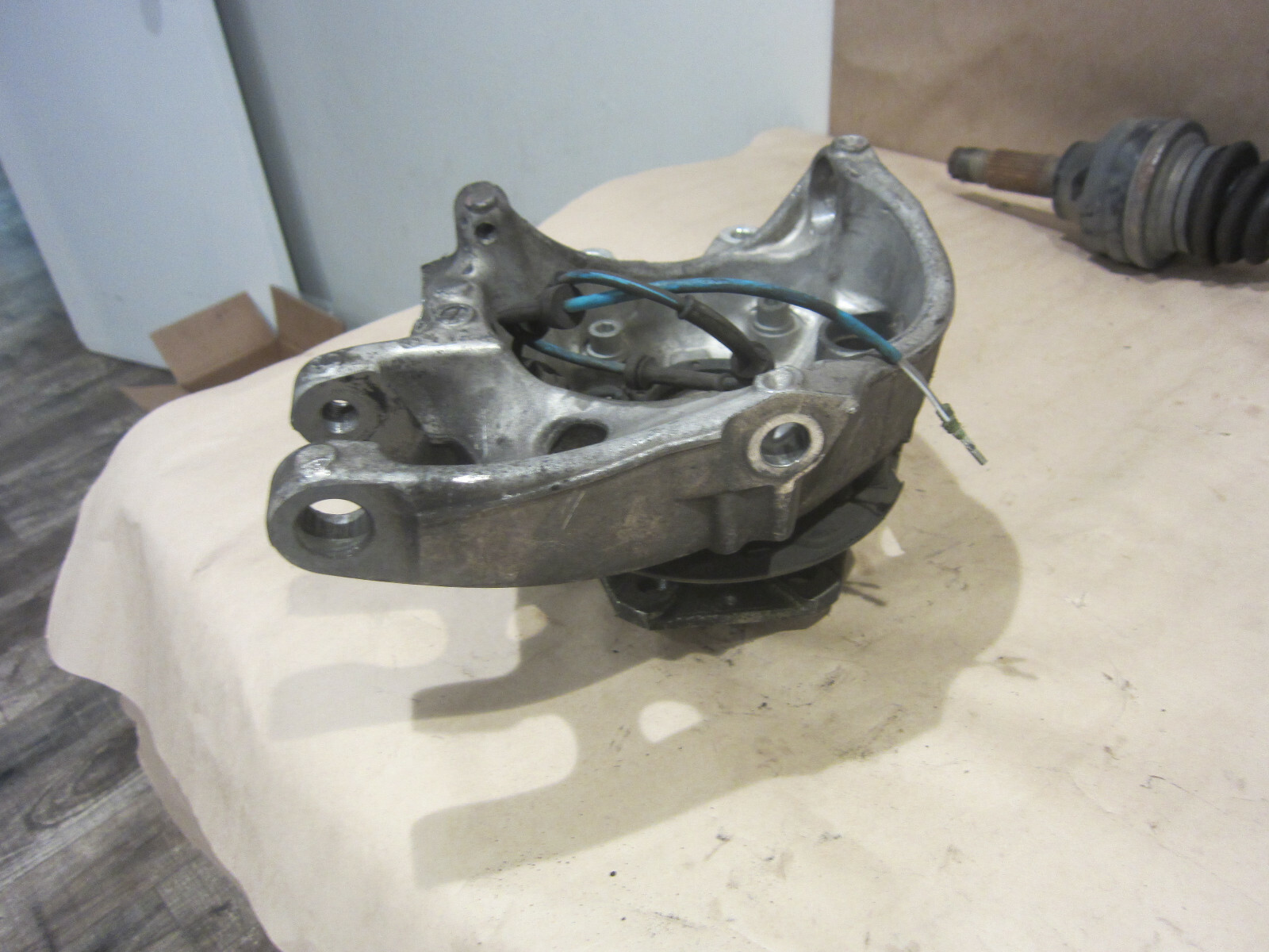 Maserati Quattroporte  2006 - RH Rear Hub Holder with Hub  - P/N 216250