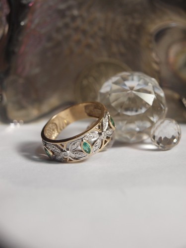 375 YELLOW & WHITE GOLD NATURAL DIAMOND & EMERALD FILIGREE RING - Zdjęcie 1 z 13