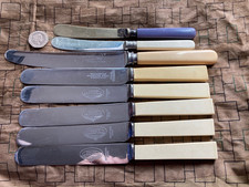 LOT 8 VARIOUS VINTAGE ROUND BLADED DINING & BUTTER KNIVES SHEFFIELD