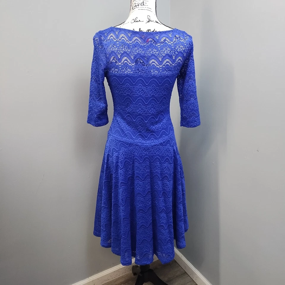 Vestido para mujer Signature by Sangria calce y acampanado 6 azul encaje cuello redondo Overley Foto 2 de 4