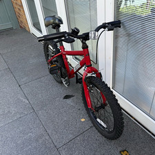 Apollo Outrage 20in Kids Bike Red/Black 1-Speed Flat Bar V-Brakes Reflectors
