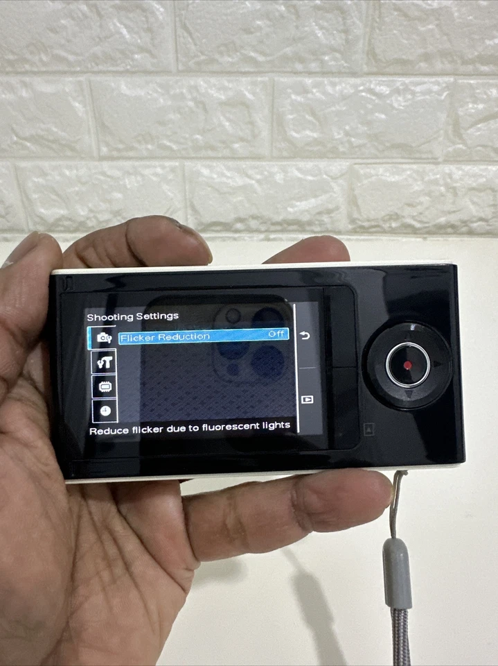 Sony Bloggie MHS-FS1 HD Digital Still Camera Video Camcorder USB 5MP - White - Image 3 of 4