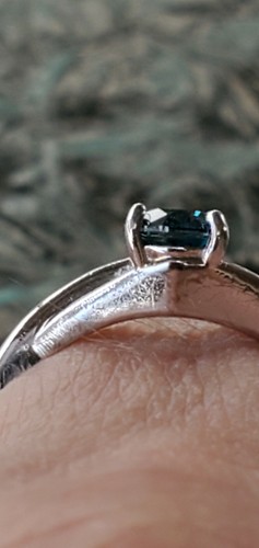 Anillo solitario de corte redondo azul circón creado en laboratorio de 10 kt oro blanco liso - Imagen 12 de 12