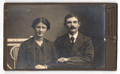 Fotografie Gustav Schmidt, Leck, Bahnhofstraße, Bürgerliches Paar in feinen Kle 