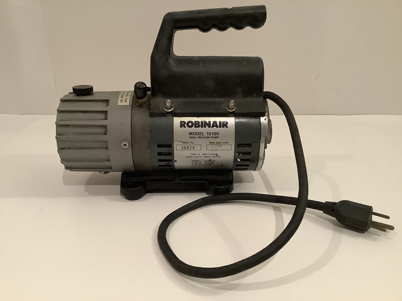 ROBINAIR HIGH VACUUM PUMP OIL MODEL 15100 FOR PARTS OR REPAIR READ