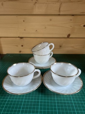 4x Vintage Anchor Hocking Fire King weiß Milchglas Tassen Untertassen - Goldrand