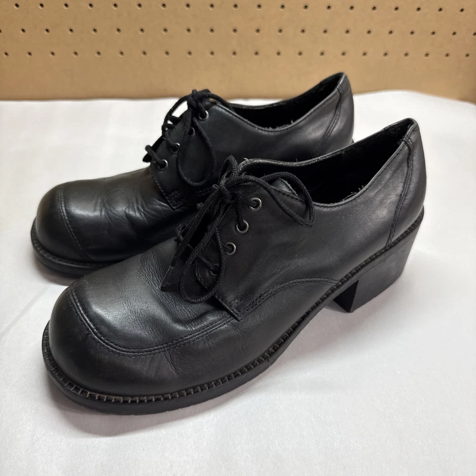 Zapatos de colección de la década de 1990 de cuero negro con cordones suela gruesa talla 7 Foto 3 de 4